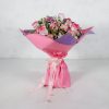 ترکیب رز داوودی و آلسترومریا به گونه ای چیدمان شده تا مقرون به صرفه باشد.