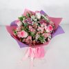 گل رز لب ماتیکی با کاغذ صورتی دسته گل هارمونی دارد.