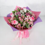 گل رز لب ماتیکی با کاغذ صورتی دسته گل هارمونی دارد.