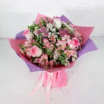 گل رز لب ماتیکی با کاغذ صورتی دسته گل هارمونی دارد.