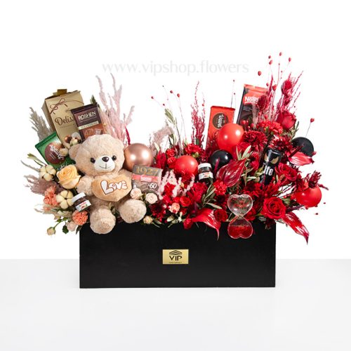 جعبه گل و شکلات هدیه ولنتاین همراه با عروسک خرس یک انتخاب ایده آل است.
