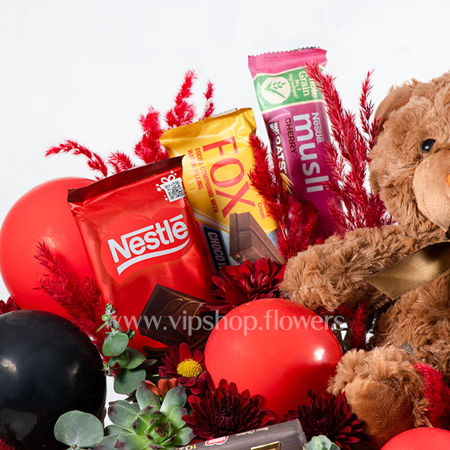 جعبه گل و شکلات همراه با عروسک خرس - گلفروشی آنلاین VIP Shop
