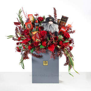 باکس گل و شکلات لاکچری ولنتاین همراه با لیلی پوت زیباست.