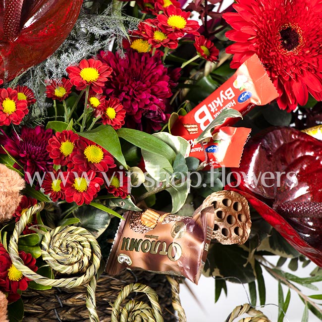ترکیب گل داوودی قرمز در کنار شکلات برای هدیه ولنتاین بی‌نظیر است.