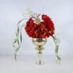 جام گل رز قرمز با ارکیده سفید یک طراحی بینظیر است.