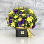 جعبه گل بهاری رز لیسینتوس با تم زرد بنفش