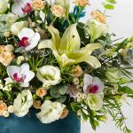 باکس گل پارچه ای سبز با گل های ارکیده