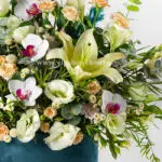 باکس گل پارچه ای سبز با گل های ارکیده