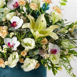 باکس گل پارچه ای سبز با گل های ارکیده