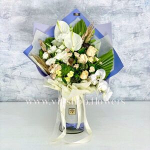 دسته گل ارکیده و رز با رنگ سفید، خالصانه است.