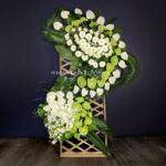 تاج گل تسلیت با پایه چوبی مشبک- گلفروشی آنلاین VIP Shop