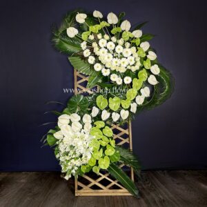 تاج گل تسلیت با پایه چوبی مشبک- گلفروشی آنلاین VIP Shop