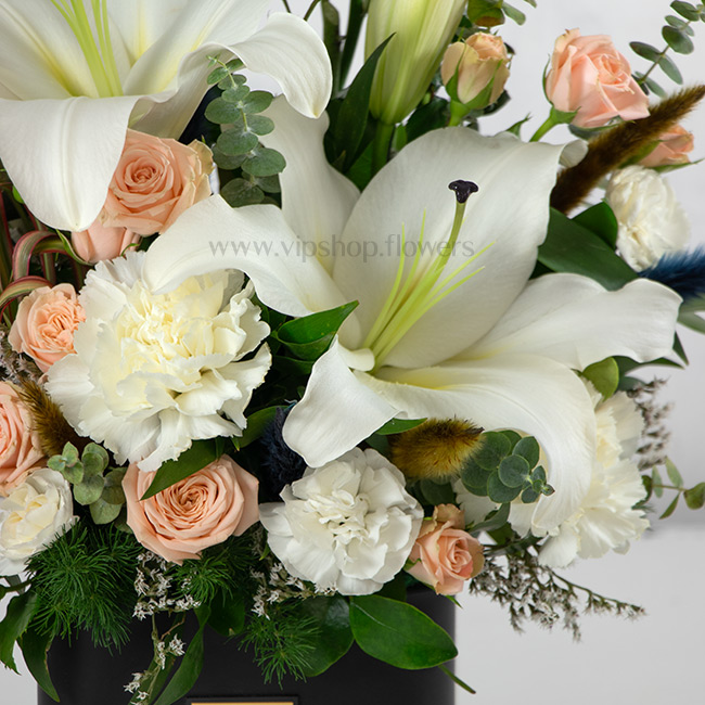 گل لیلیوم سفید باعث زیباتر شدن باکس گل می‌شود.