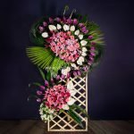 تاج گل تبریک با پایه چوبی- گلفروشی آنلاین VIP Shop