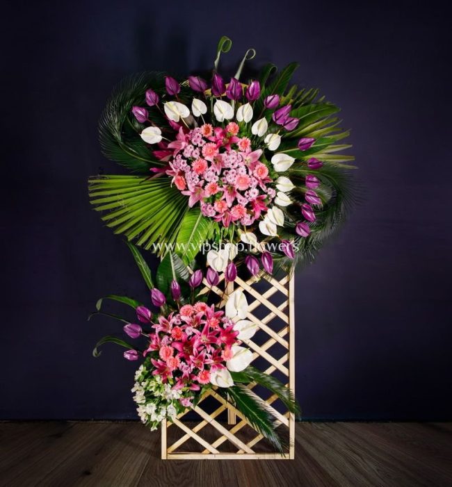 تاج گل تبریک با پایه چوبی- گلفروشی آنلاین VIP Shop