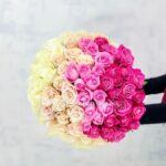 زیبایی چیدمان رزهای رنگی انکار نشدنی است.