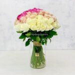 دسته گل رز 50 شاخه ای شکیل است.