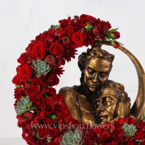 گل همراه با مجسمه