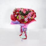 چیدمان قلبی گل‌های رز زیباست.