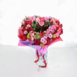 دسته گل طرح قلب رز و آلسترومریا با تم قرمز و صورتی عاشقانه است.