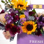 باکس گل بنفش پاکتی با گل آفتابگردان زیباست.