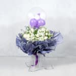 بادکنک در میان گلهای سفید جالب است.