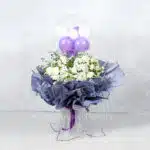 بادکنک در میان گلهای سفید جالب است.