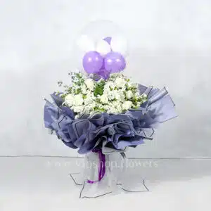 بادکنک در میان گلهای سفید جالب است.