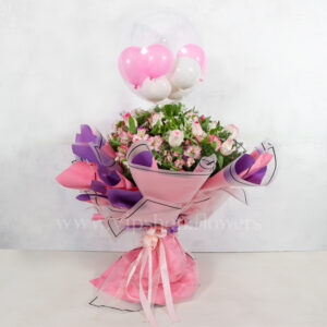 دسته گل بزرگ رز با تم صورتی بسیار ملیح است.