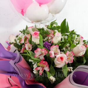 گل رز لب ماتیکی با کاغذ صورتی همخوانی دارد.