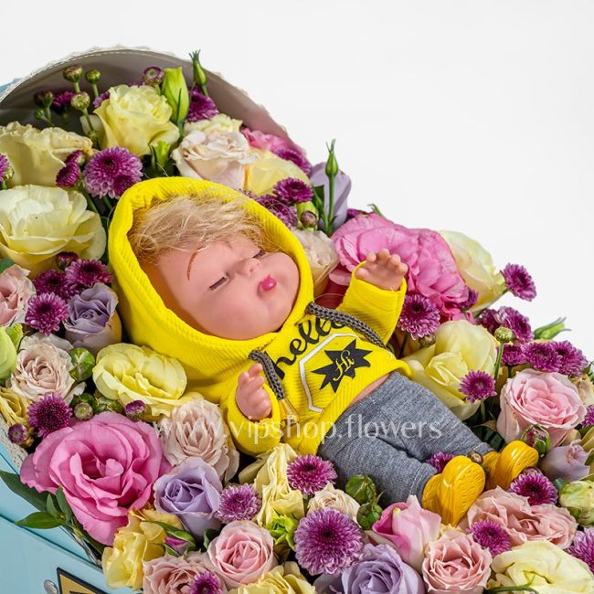 عروسک باکس گل گهواره نوزاد دوست داشتنی است.