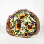 کاغذ کرم به دور دسته گل زیبا است.