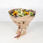 دسته گل لاکچری آفتابگردان بهاری و زیباست.