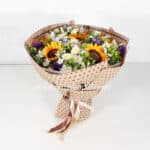 روبان هم رنگ کاغذ دسته گل، شیک است.