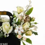 باکس گل مشکی مدرن با گل های تازه