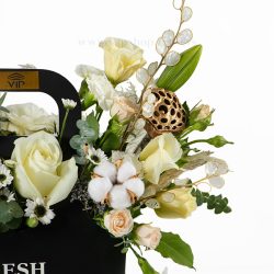 باکس گل مشکی مدرن با گل های تازه