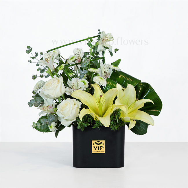 جعبه گل با لیلیوم زرد زیبا و خاص است.