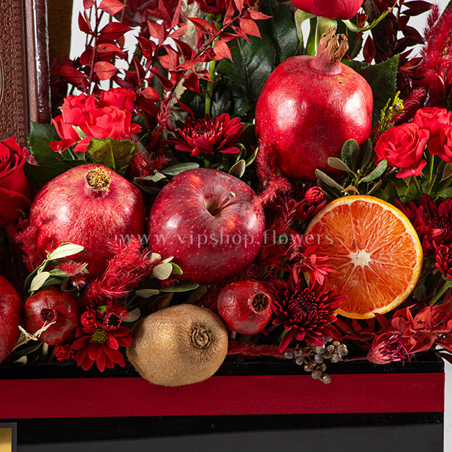 باکس شب یلدا برای عروس با میوه هایی به رنگ قرمز