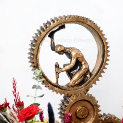 مجسمه مهندس در باکس گل تبریک به مهندس بسیار درخشان است.