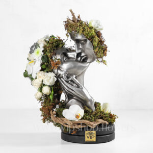 گل همراه با مجسمه