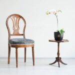 گل ارکیده سفید بنفش کنار صندلی