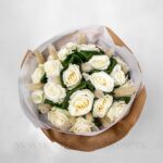 دسته‌گل رز سفید به همراه برگ و تزئینات لازم
