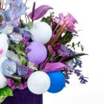 جعبه گل رنگ بنفش با عروسک و بادکنک