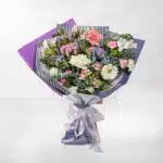 دسته گل ژربرا و رز با تم رنگی بهاری است.