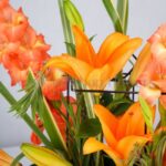 باکس گل چوبی با ترکیب گل نارنجی ظاهر زیبایی دارد.