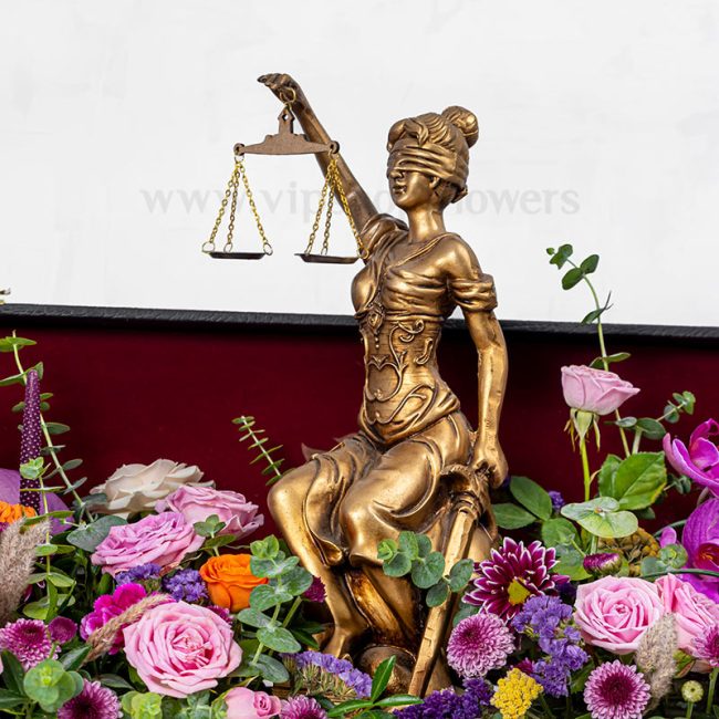 مجسمه وکیل در باکس گل روز وکیل می‌درخشد.