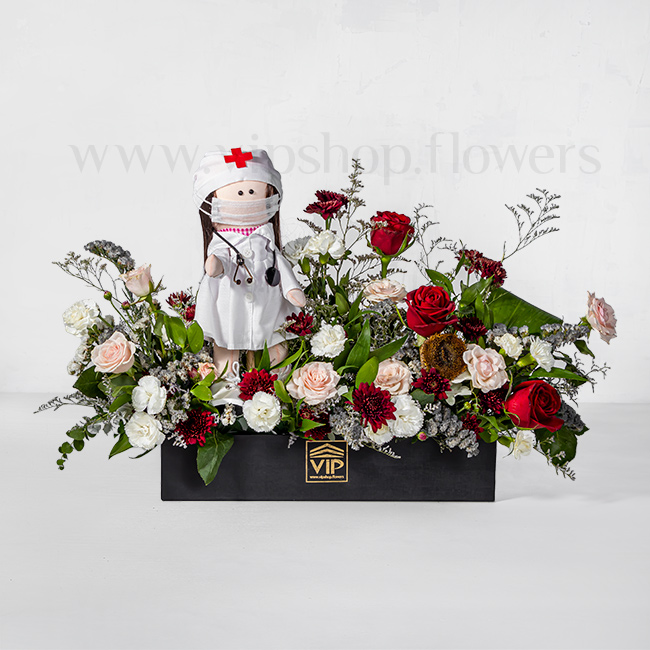 دسته گل زیبا برای روز پرستار با عروسک