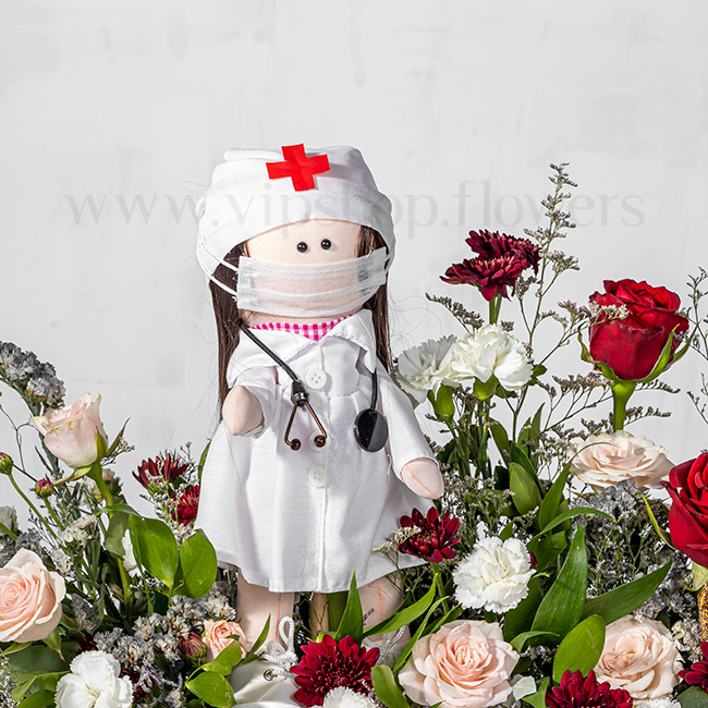 عروسک با لباس پرستاری دسته گل زیبا برای روز پرستار