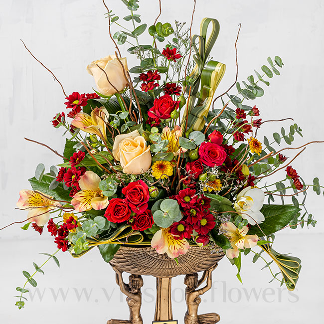 باکس گل سلطنتی با گل های خاص از نمای نزدیک