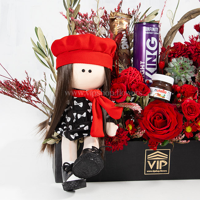 باکس گل و شکلات با عروسک روسی انتخاب عالی برای ولنتایناست.